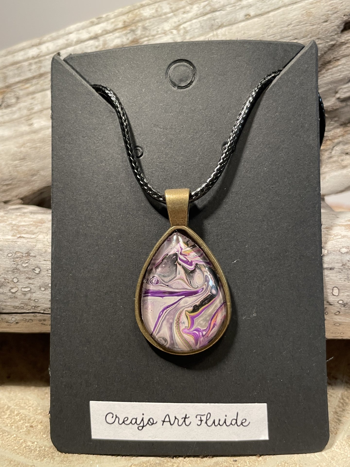 Pendant necklace in the shape of a drop