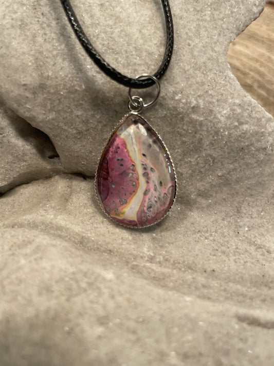 Pendant necklace in the shape of a drop