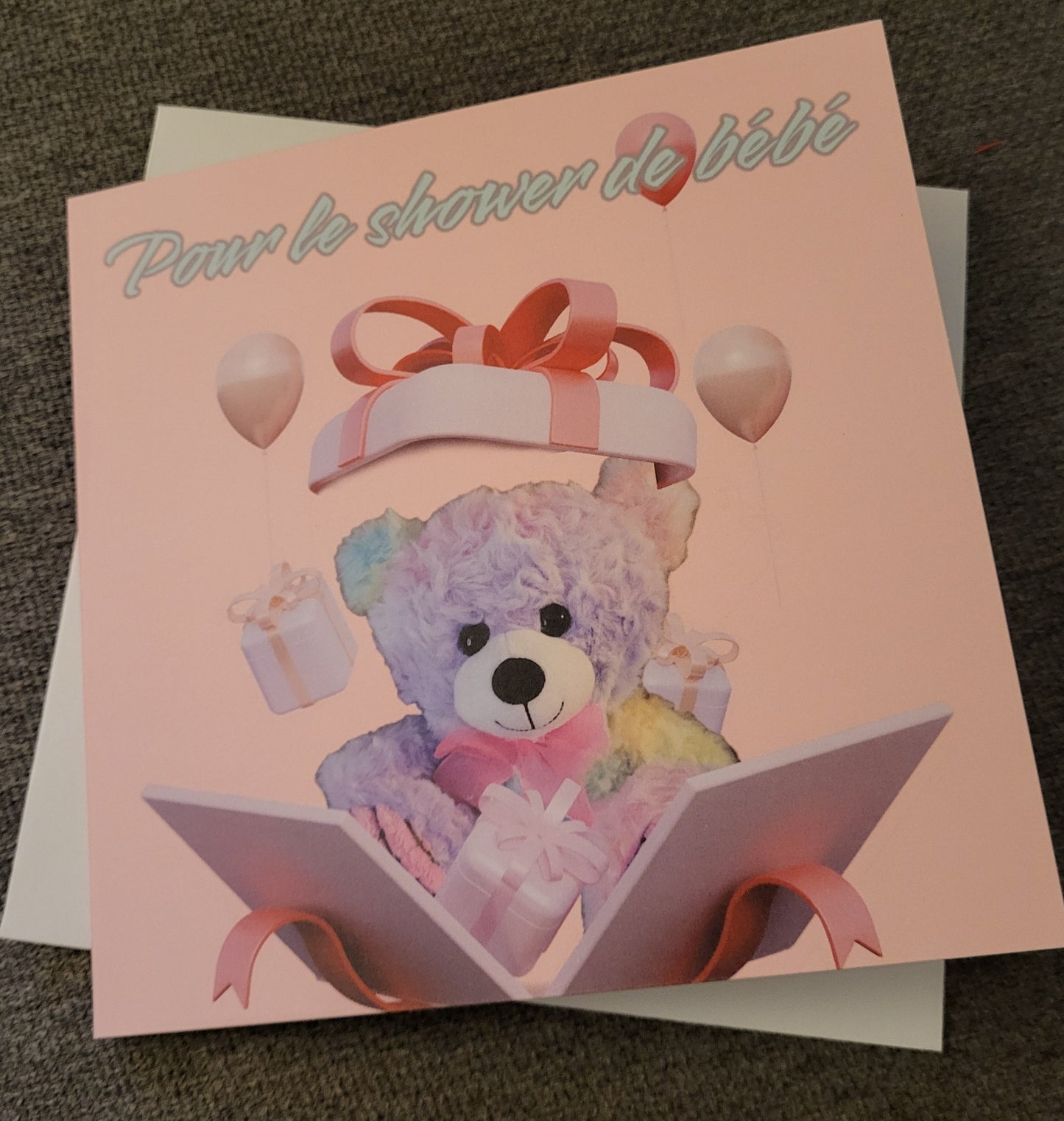 Pour le shower de bébé - Ourson en boite cadeau