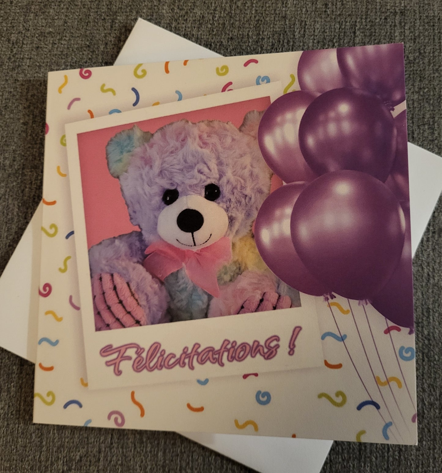 Félicitations - Ourson multicolore et ballons mauves