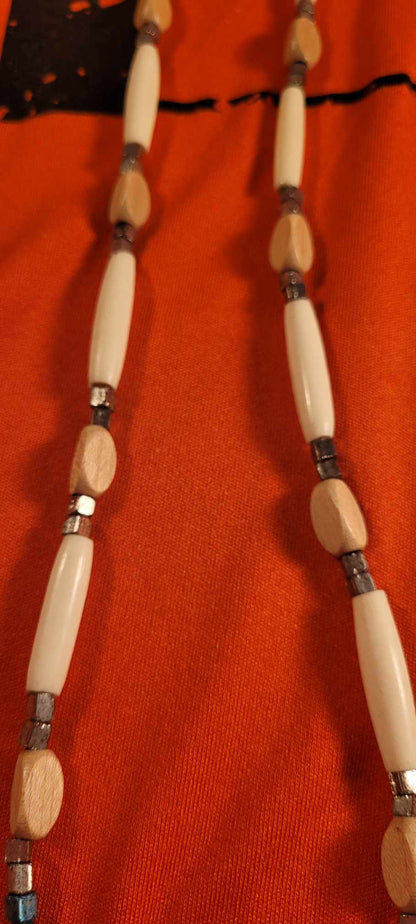 Collier en véritable dent de chameau.