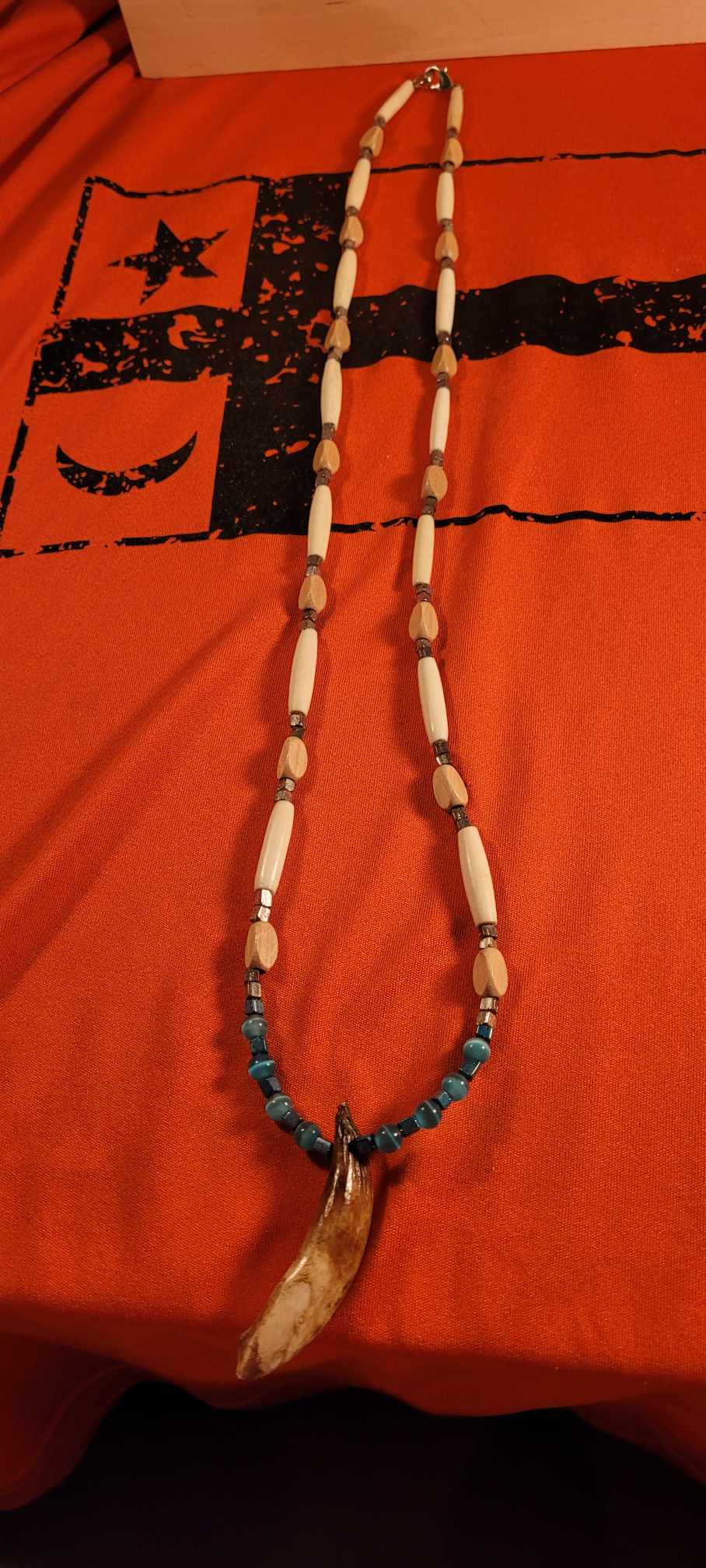 Collier en véritable dent de chameau.