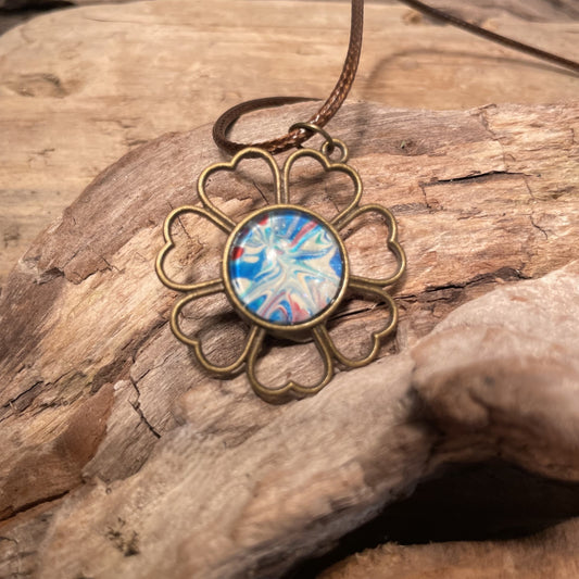 Collier avec pendentif en forme de fleur