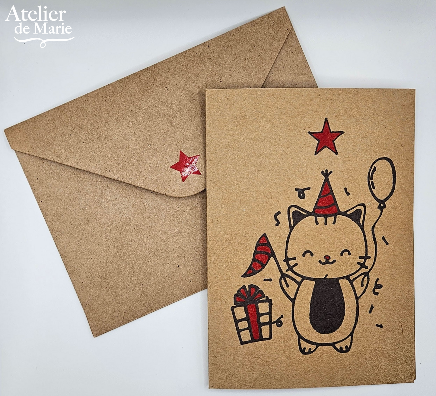 Carte de chat sur papier Kraft.