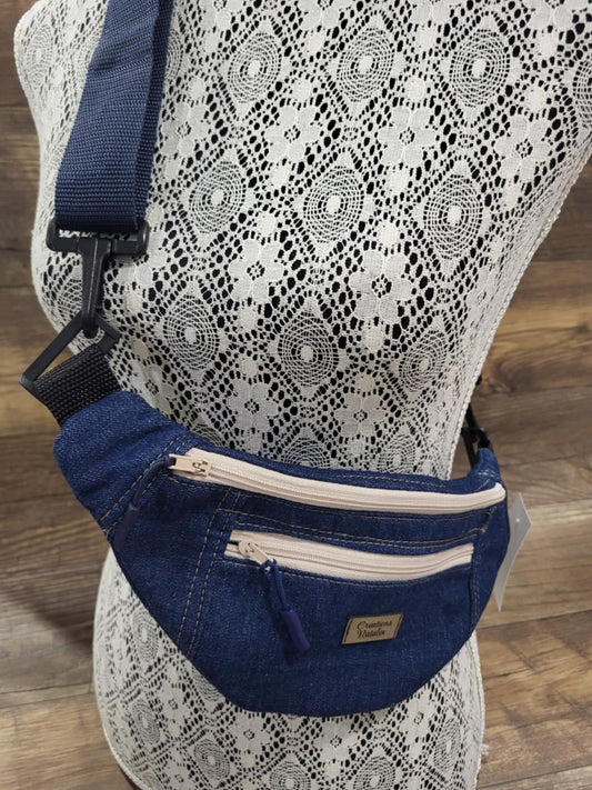 Sac banane en jean bleu avec fermeture éclair beige