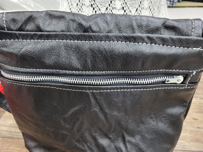 Sac à main avec rabat en cuir noir