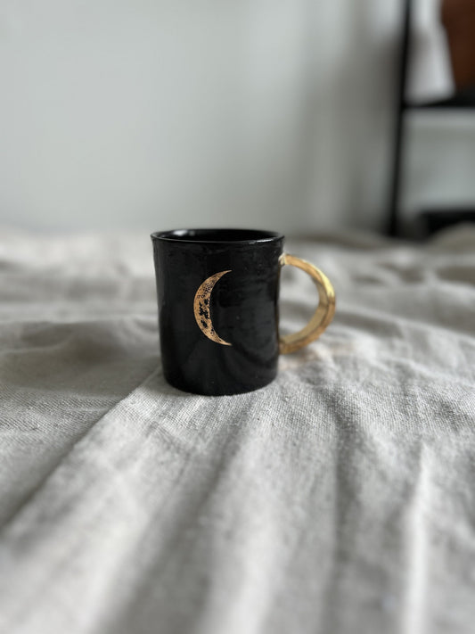 Tasses noires avec anse dorée