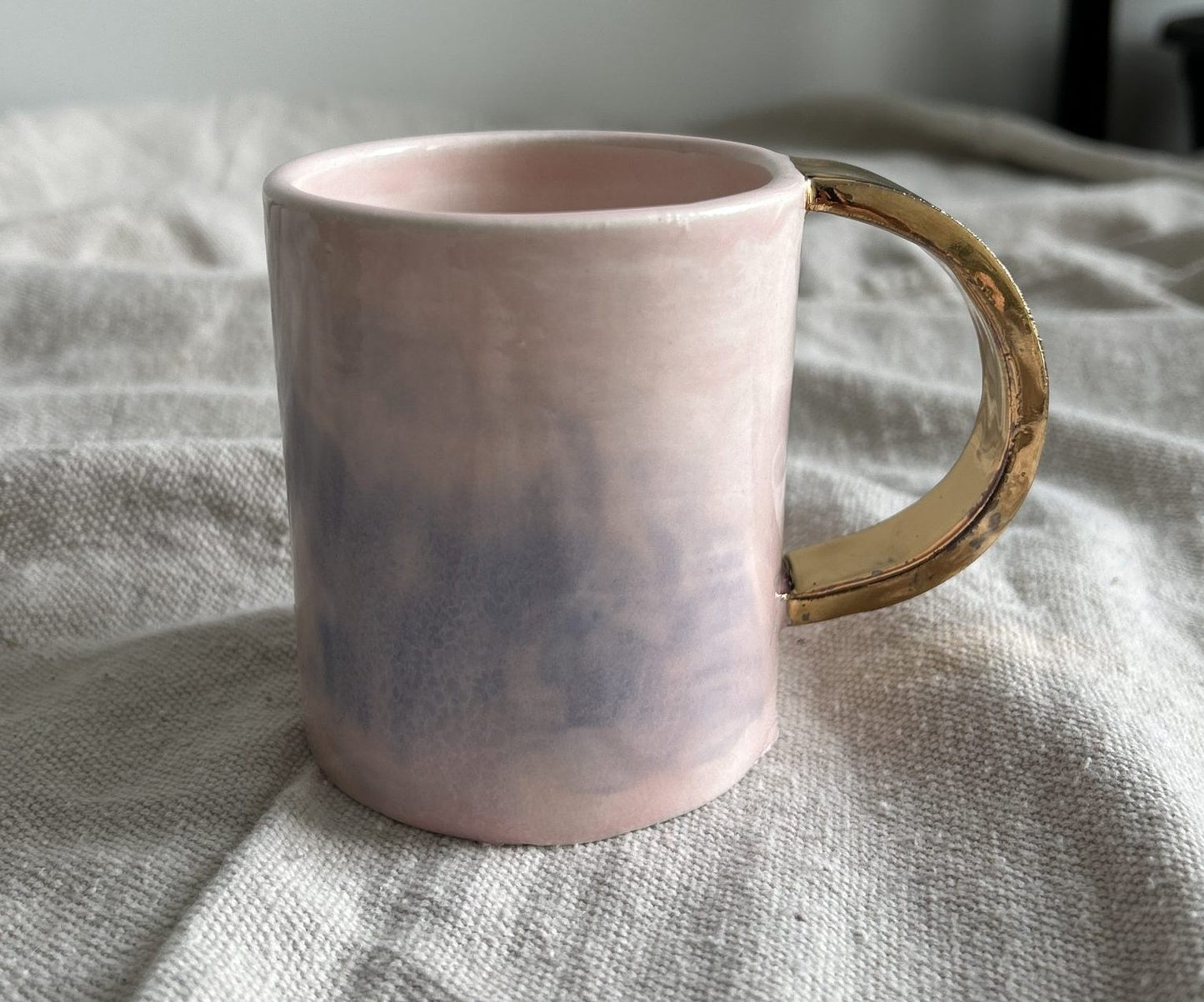 Tasses peintes en rose avec anse dorée