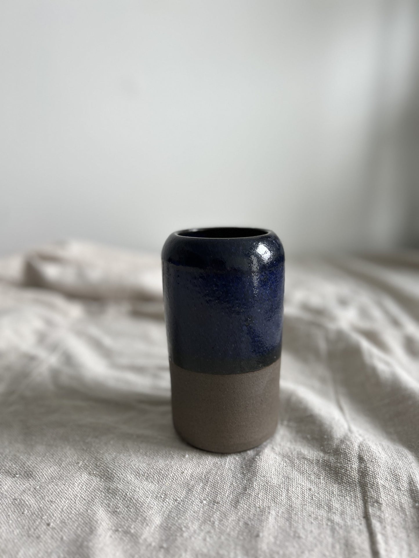 Vase en grès noir émaillé au cobalt