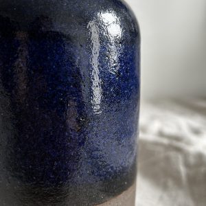 Vase en grès noir émaillé au cobalt