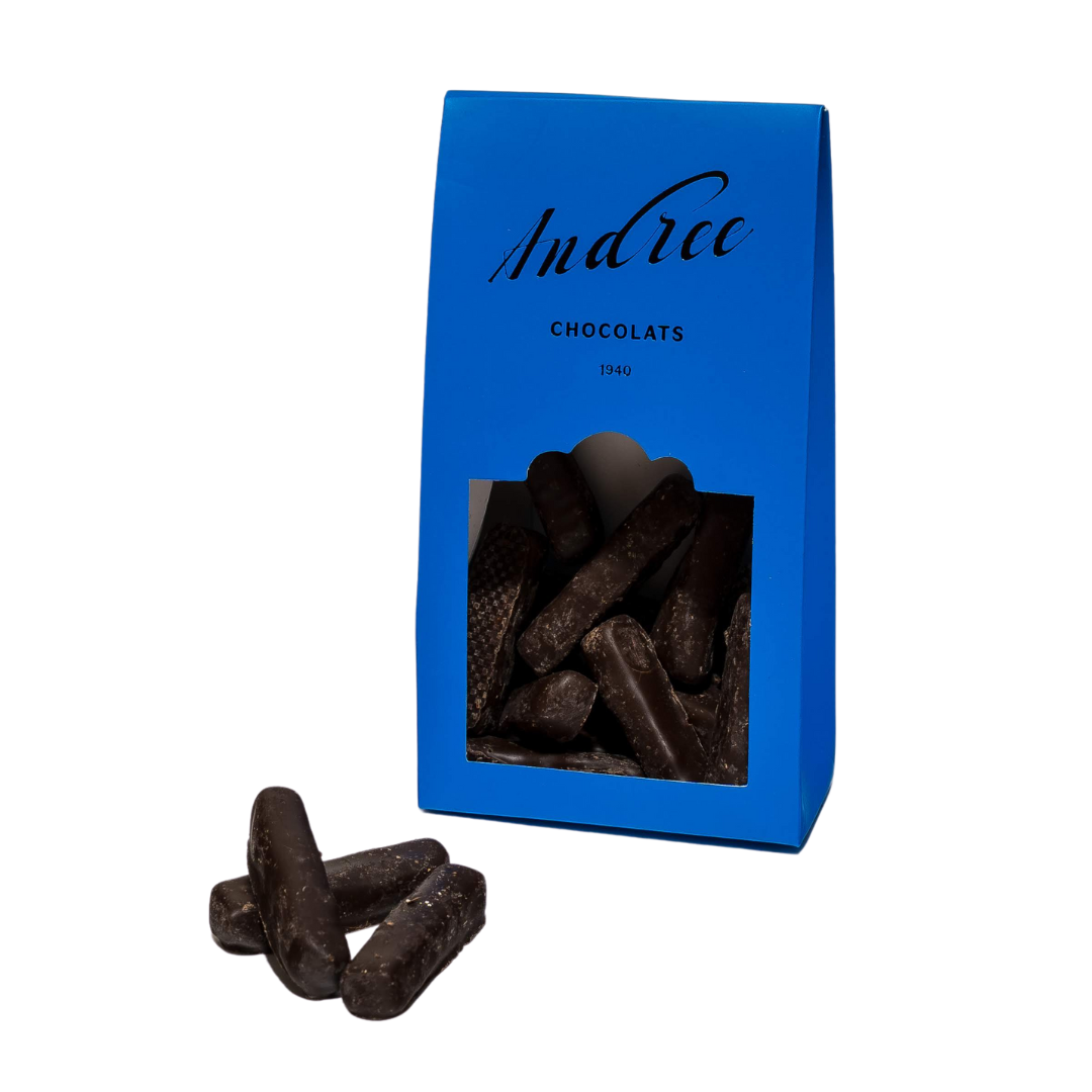 Les gingembres confits enrobés de chocolat de la marque Andrée Chocolats combinent la chaleur épicée du gingembre confit avec la richesse du chocolat noir pour une expérience gustative unique et raffinée.