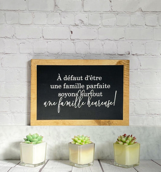 Wood poster citation family: ''À défault d'être une famille parfaite, soyons surtout une famille heureuse''