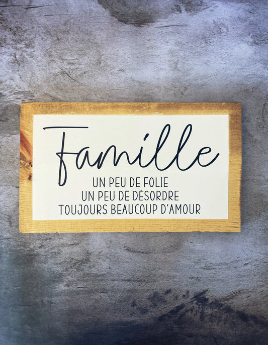 Affiche en bois peinte à la main, création québécoise de style farmhouse avec une citation humoristique sur la famille