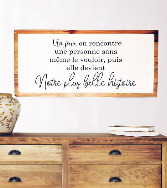 Wood poster family quote: ''Un jour on rencontre une personne sans même le vouloir, puis elle devient notre plus belle histoire''