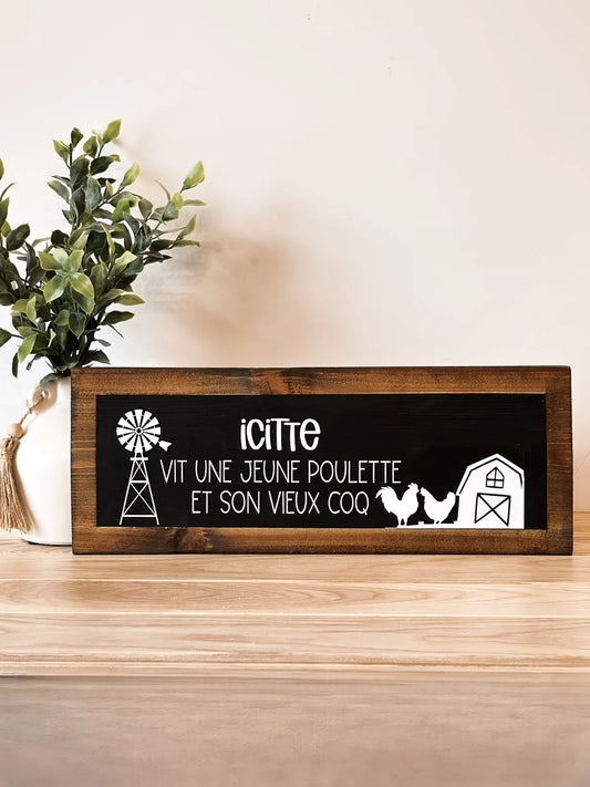 Affiche en Bois Drôle - "Icitte vit une jeune poulette et son vieux coq" - Décoration Murale Unique, Citation en français