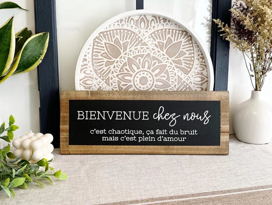 Pancarte, plaque ou enseigne en bois peint à la main "Bienvenue chez nous" – Affiche décorative humoristique pour l'entrée 