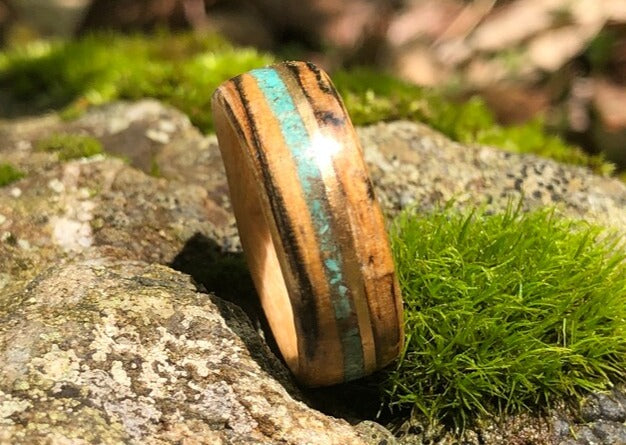 The Spalted Maple Sugar Wood Ring with Gold Turquoise Inlay - Atelier du bon Bouleau